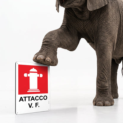 cartello pompieri attacco vigili del fuoco resiste a un elefante