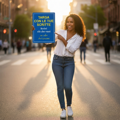 pubblimania ragazza felice con targa personalizzata