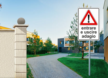 Pubblimania CARTELLO ENTRARE E USCIRE ADAGIO per installazione a paletto. Cartello per esterno